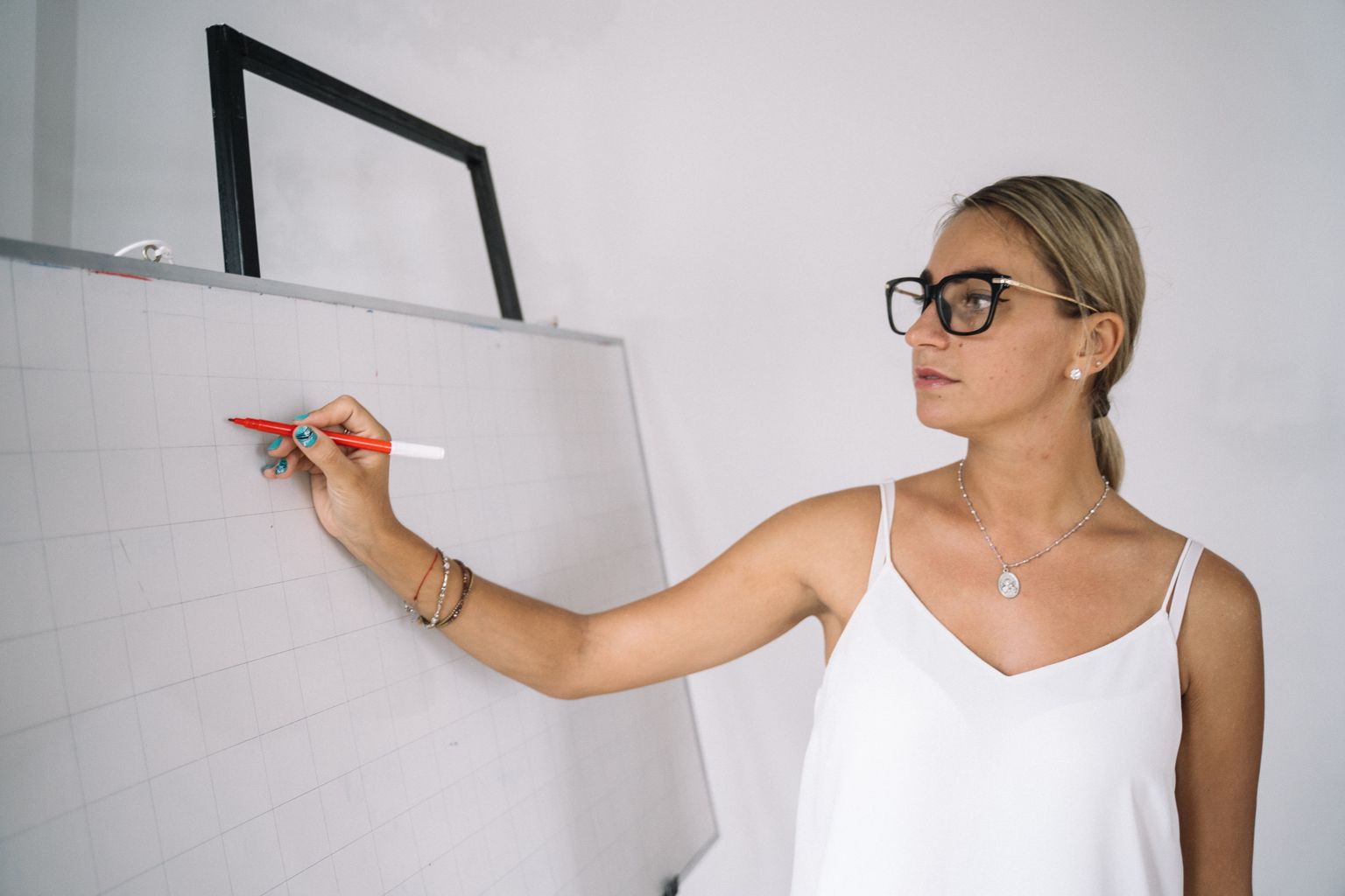 C1 German course semi-intensive in Hamburg – female teacher explaining at the whiteboard